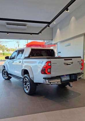 TOYOTA HILUX 2.8 D-4D TURBO DIESEL CD SRX PLUS 4X4 AUTOMÁTICO